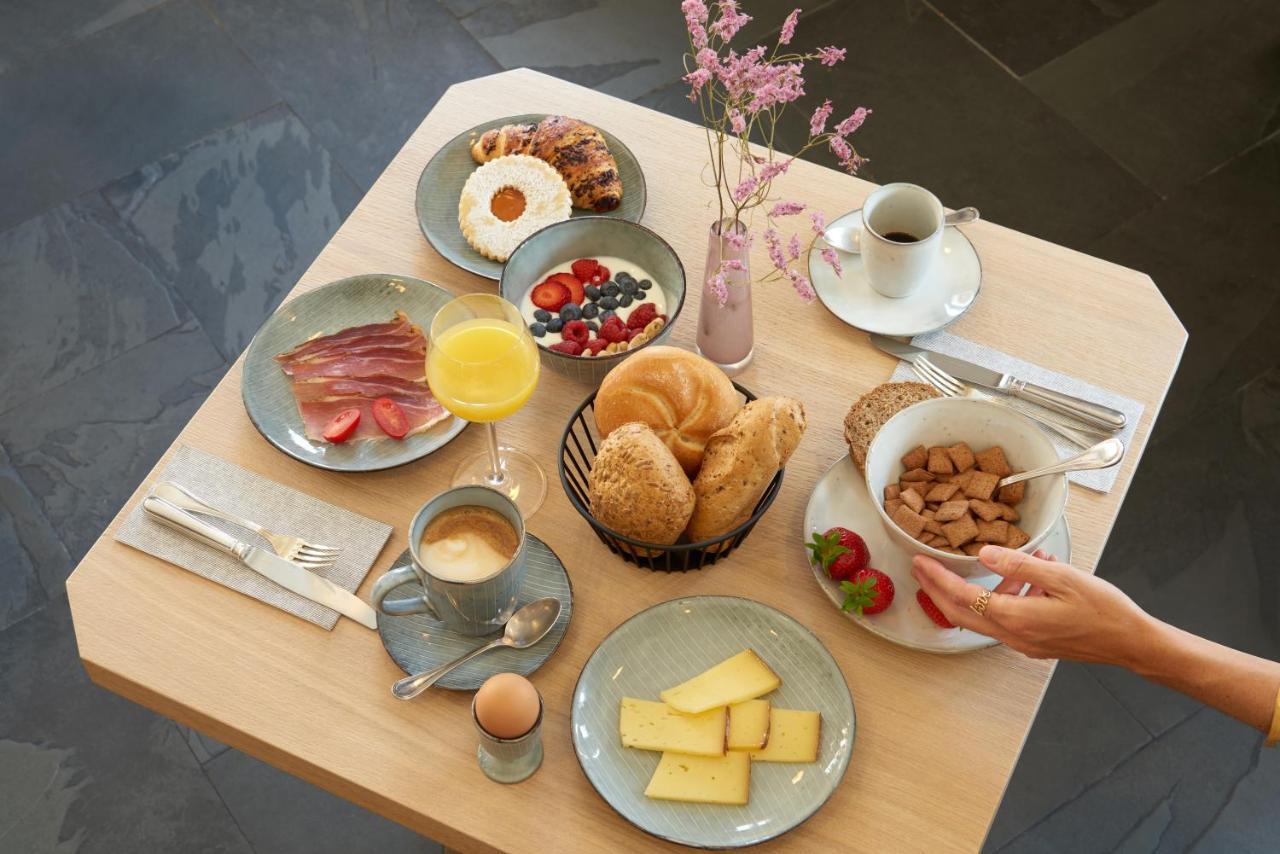 Hotel Goldene Rose Brunico Bagian luar foto