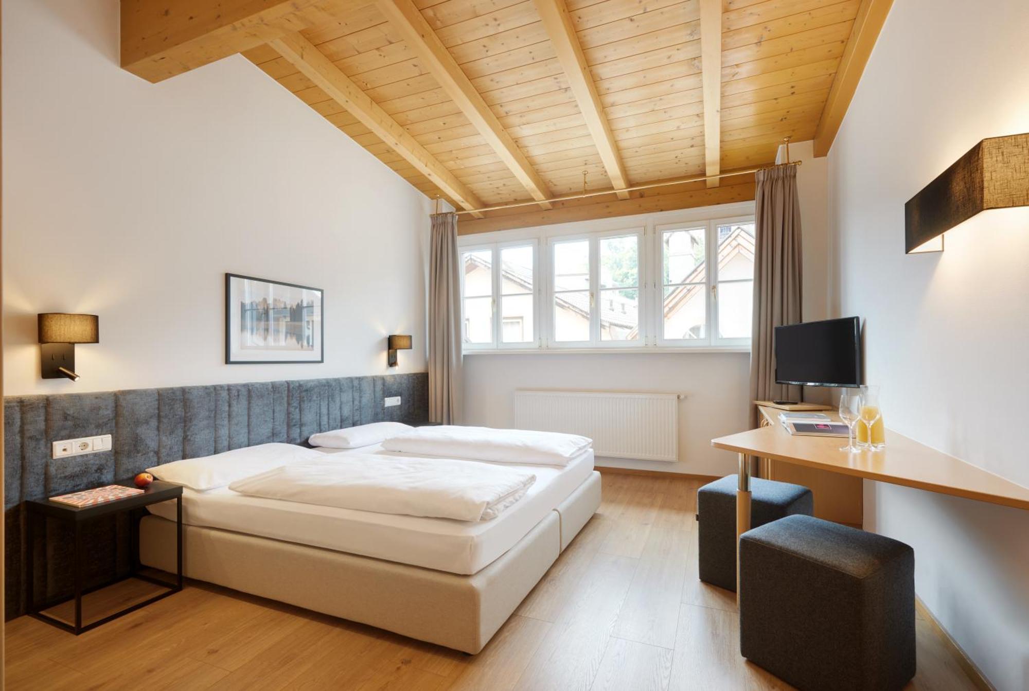 Hotel Goldene Rose Brunico Bagian luar foto