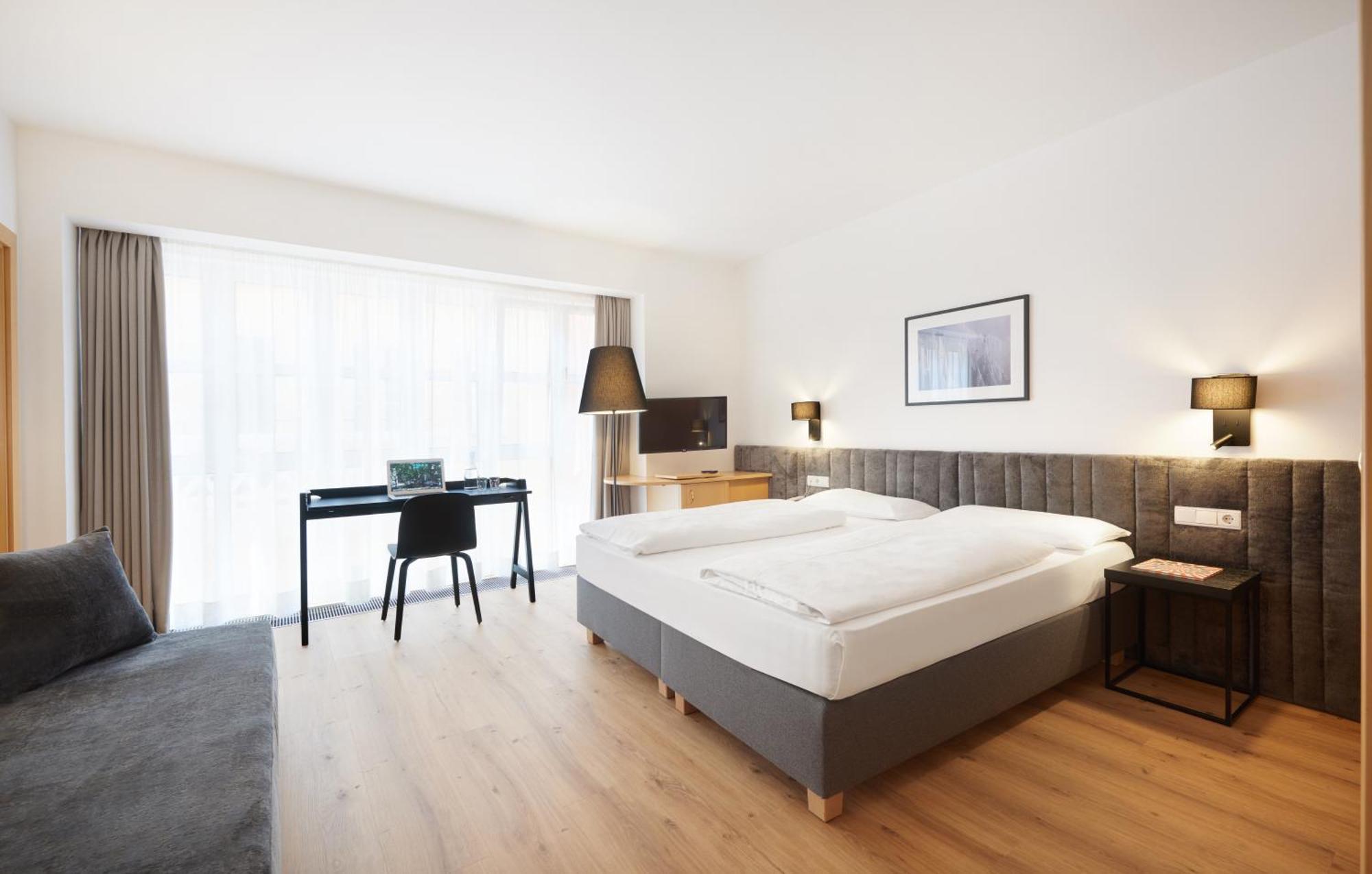 Hotel Goldene Rose Brunico Bagian luar foto