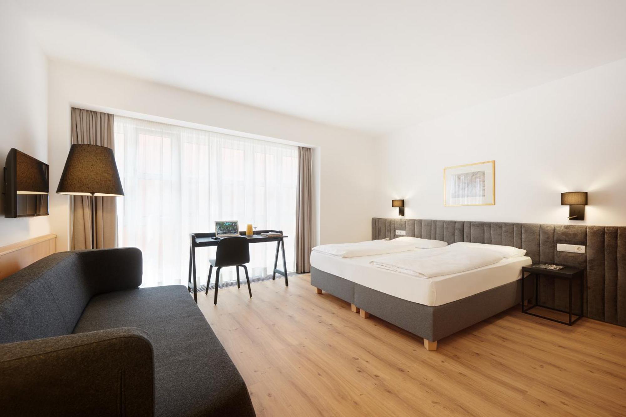 Hotel Goldene Rose Brunico Bagian luar foto
