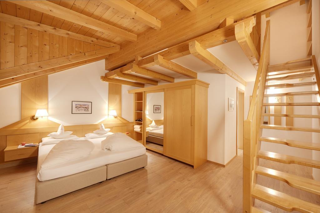 Hotel Goldene Rose Brunico Bagian luar foto