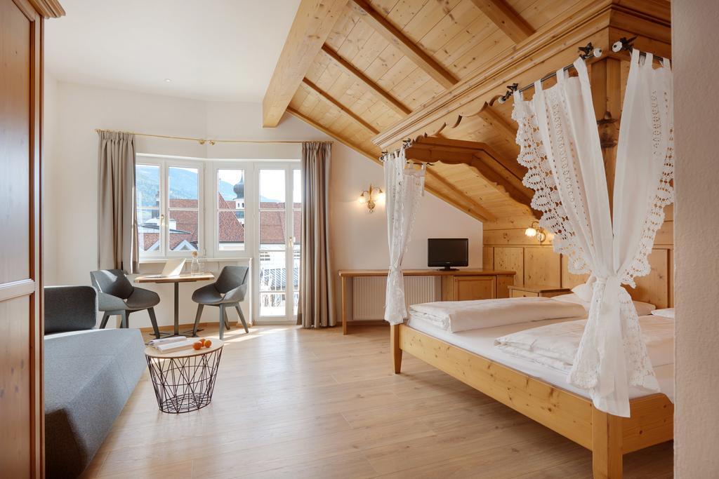 Hotel Goldene Rose Brunico Bagian luar foto